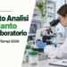 Analista al microscopio per capire se c'è amianto